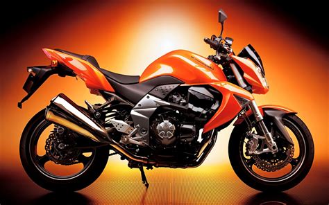 Motorcycle: 1000 cc engine start, idle - sound effect