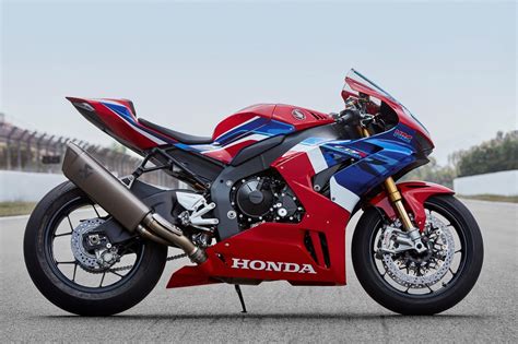 Motorcycle honda cbr 1000, accelerates - sound effect