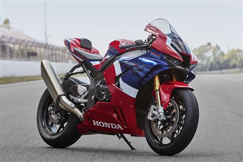 Motorcycle honda cbr 1000, takes off - sound effect