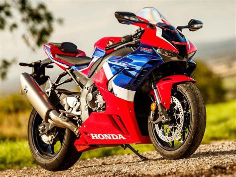 Motorcycle honda cbr 1000, takes off - sound effect