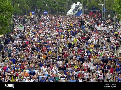 Crowd of people running - sound effect