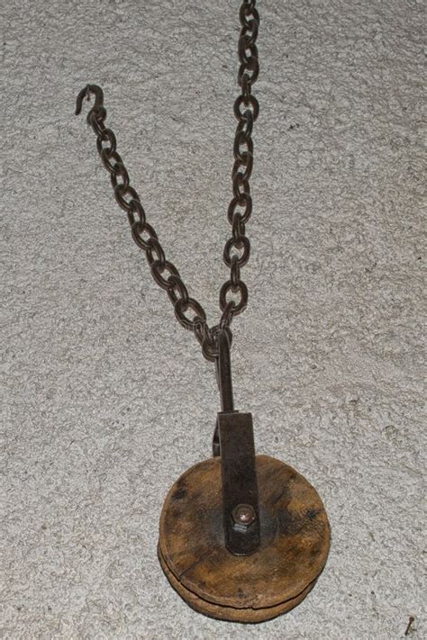 Chain on a wooden pulley - sound effect