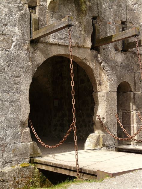 Chains lower the drawbridge - sound effect