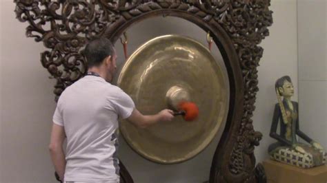 Hitting the big gong - sound effect