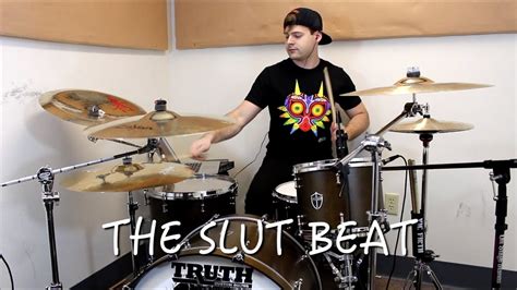 Beats on a metal drum - sound effect