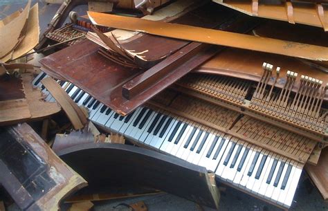 Piano, piano smash - sound effect