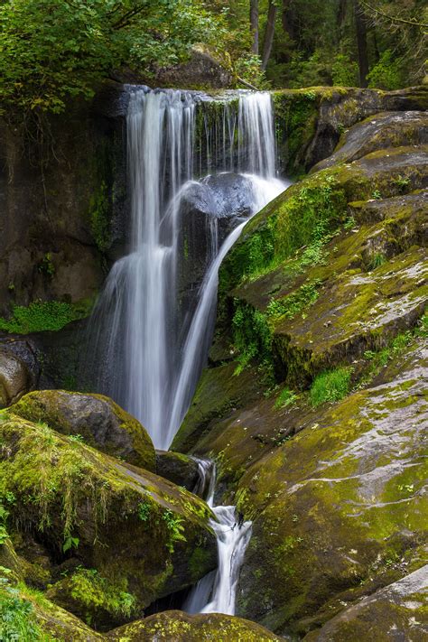 Small waterfall in the forest, thunder in the distance - sound effect