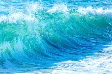 Ocean, splashing waves - sound effect