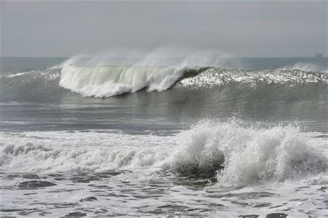 Surf is gusty - sound effect