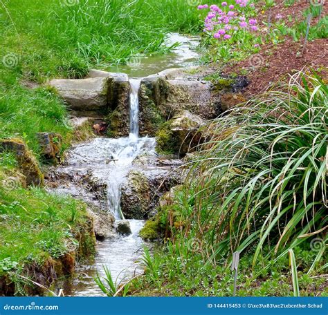 Spring, small stream (2) - sound effect