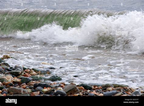 Waves on a pebble beach (2) - sound effect