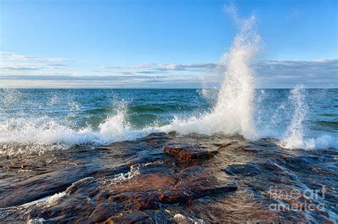 Sound of the waves on the lake