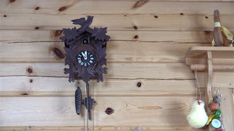 Cuckoo clock strikes 11 times - sound effect