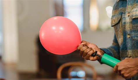 Inflate a balloon - sound effect