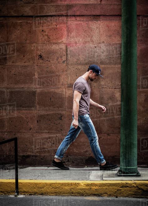 Man running down the sidewalk, running past - sound effect