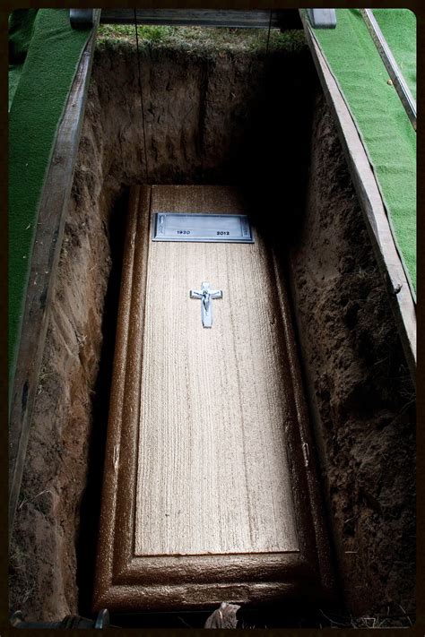 Cover the coffin with soil - sound effect