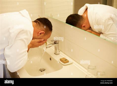 Man washing himself in the bathroom - sound effect