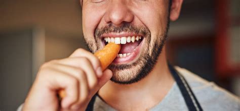 Man bites and chews food - sound effect